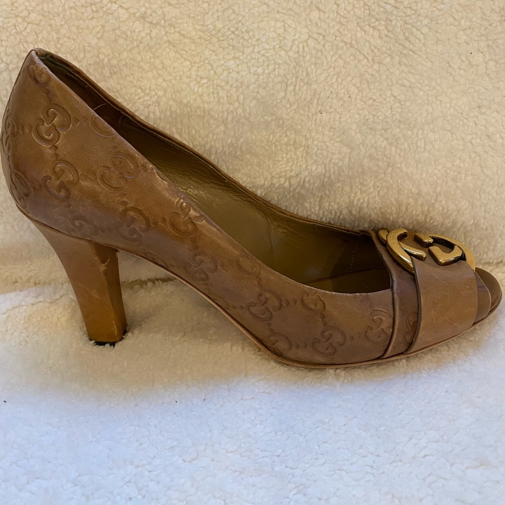Gucci tan embossed leather pump